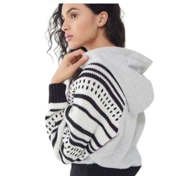 Urban Outfitters Gray Black White Motif Sweater Sweatshirt Hooded Size Small - Picture 1 of 3